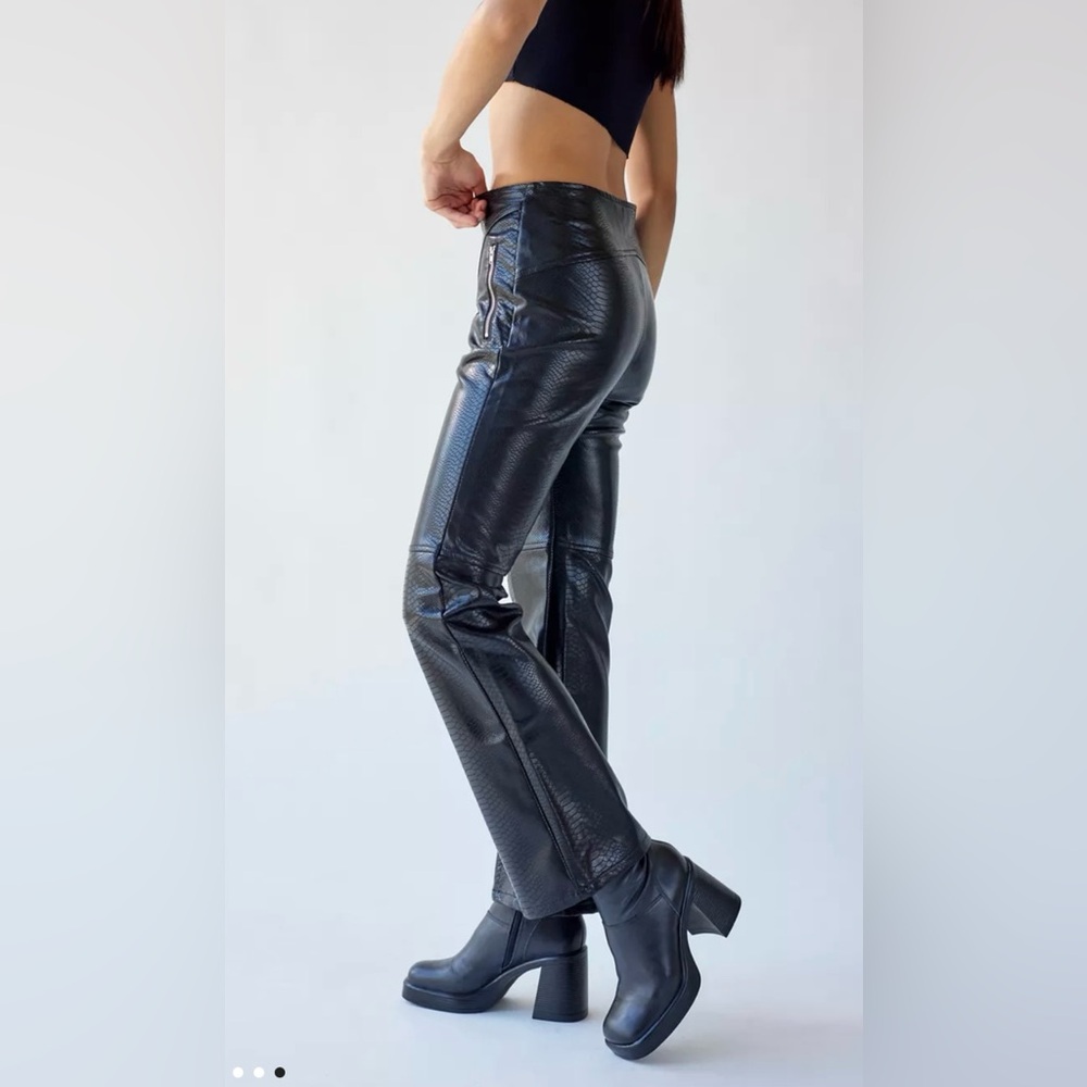 UO Urban Outfitters Alexa Faux Leather Moto Pants Size 6 - Picture 9 of 15